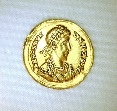 Gold Solidus - Honorius & Victory           c 393 - 423 AD