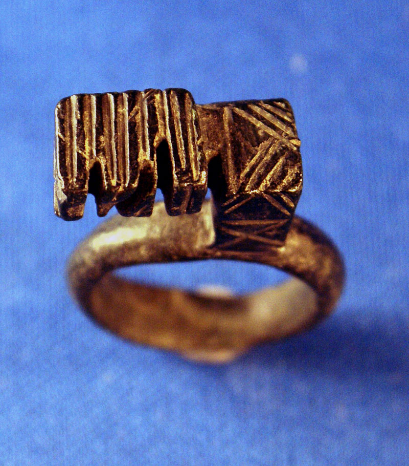 Roman bronze ''Ring Key''      c 1st - 3rd century AD
